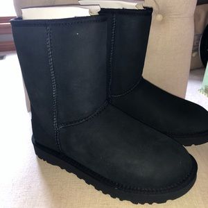BRAND NEW Uggs, Short/Black